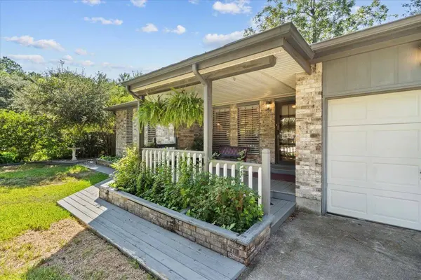 8717 Acorn LN, Hitchcock, TX 77563