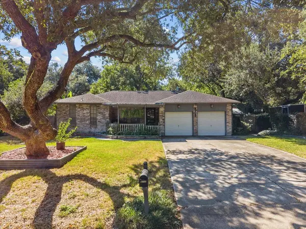 8717 Acorn LN, Hitchcock, TX 77563