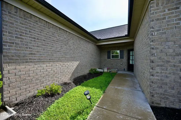 6411 Renate Rd, Louisville, KY 40291