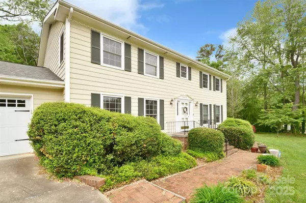 202 Brookmeade DR, Statesville, NC 28625