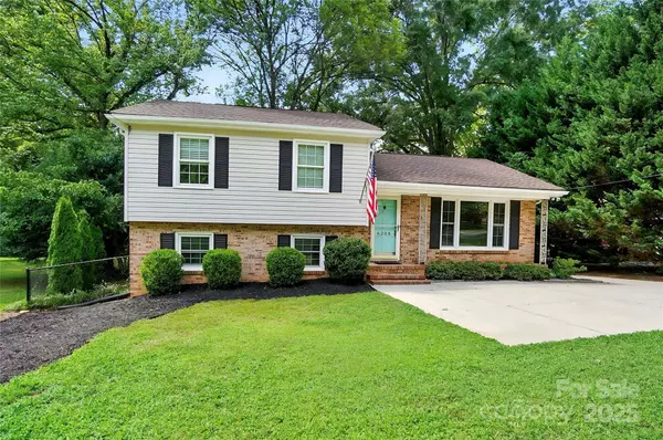 6208 Colchester PL, Charlotte, NC 28210