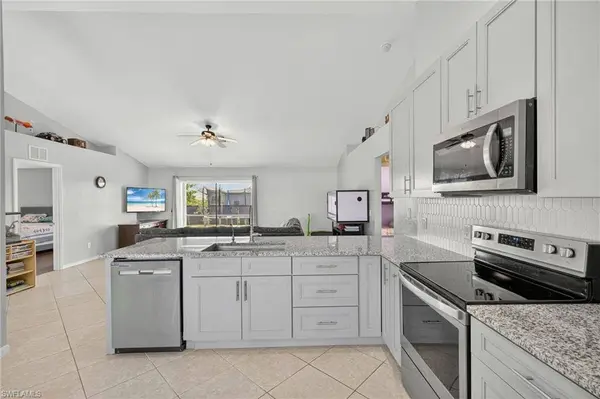 2525 NE 4th PL, Cape Coral, FL 33909