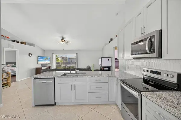 2525 NE 4th PL, Cape Coral, FL 33909