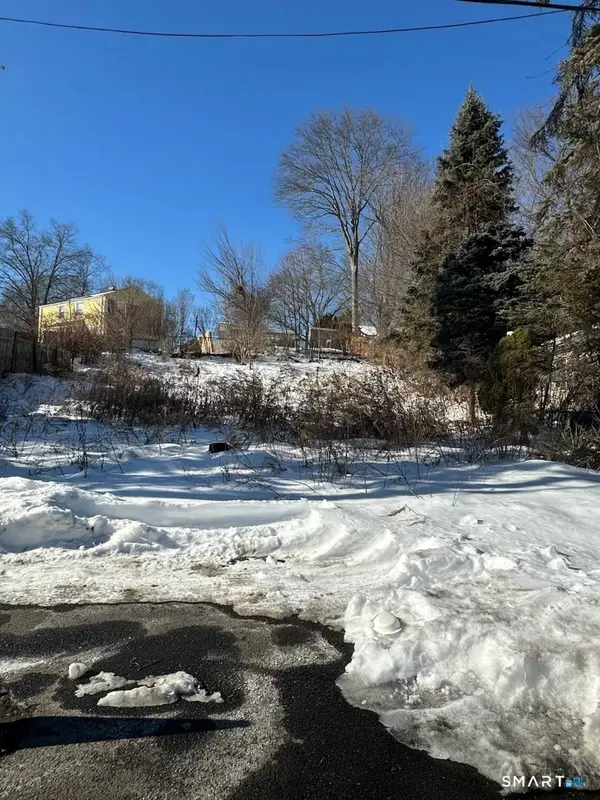 27 Valley Place North, New Haven, CT 06515