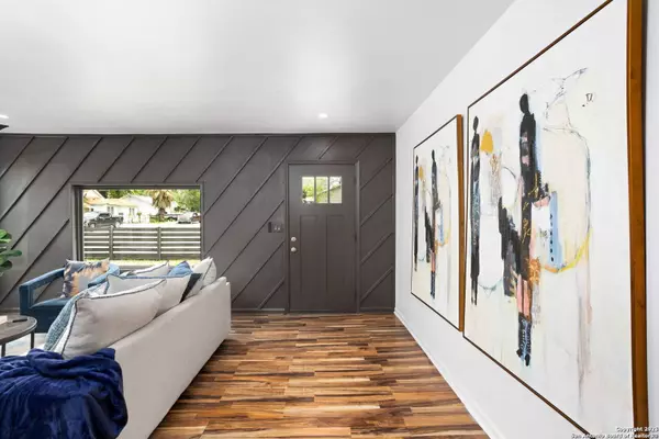 2927 New Braunfels, San Antonio, TX 78210