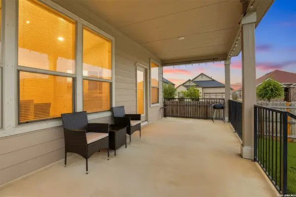 302 SHADOW TER, Universal City, TX 78148