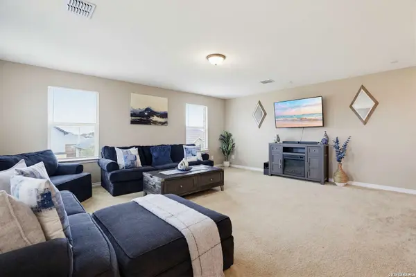 302 SHADOW TER, Universal City, TX 78148
