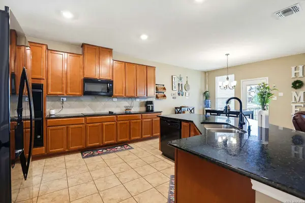 302 SHADOW TER, Universal City, TX 78148