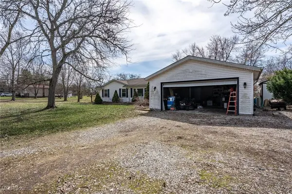 4790 Paradise RD, Seville, OH 44273