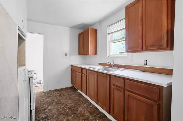 1242 Girard ST, Akron, OH 44301