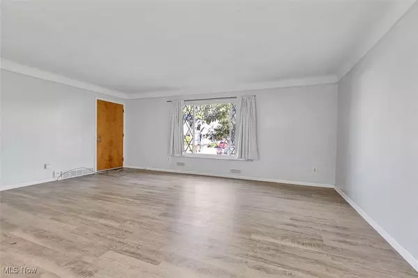 8221 Pelham DR, Parma, OH 44129