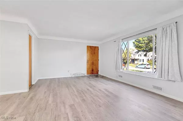 8221 Pelham DR, Parma, OH 44129