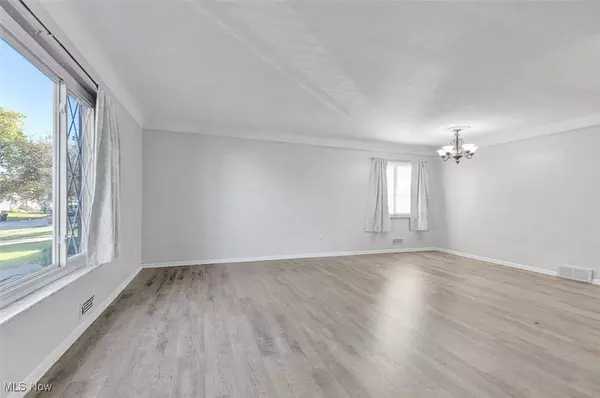 8221 Pelham DR, Parma, OH 44129