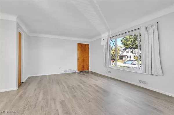 8221 Pelham DR, Parma, OH 44129