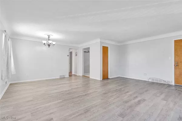 8221 Pelham DR, Parma, OH 44129