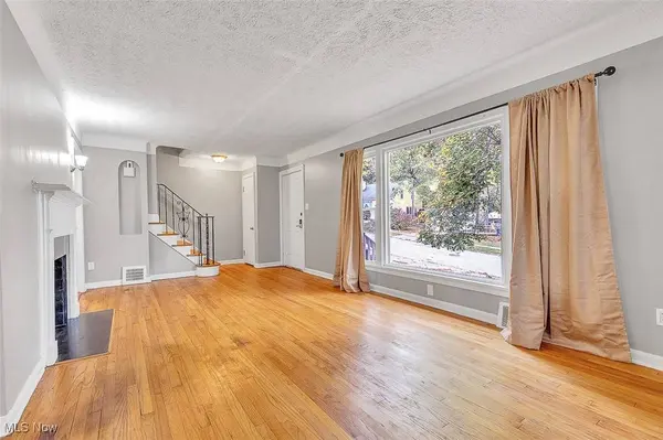 1195 Oxford RD, Cleveland, OH 44121