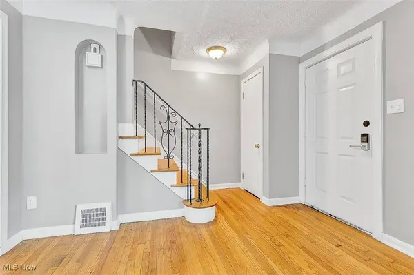 1195 Oxford RD, Cleveland, OH 44121