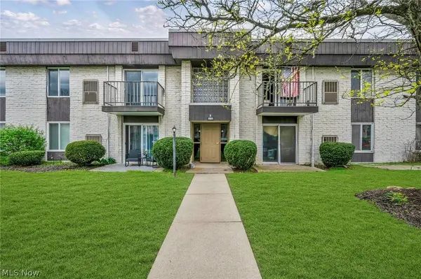 8583 N Akins RD #202, North Royalton, OH 44133