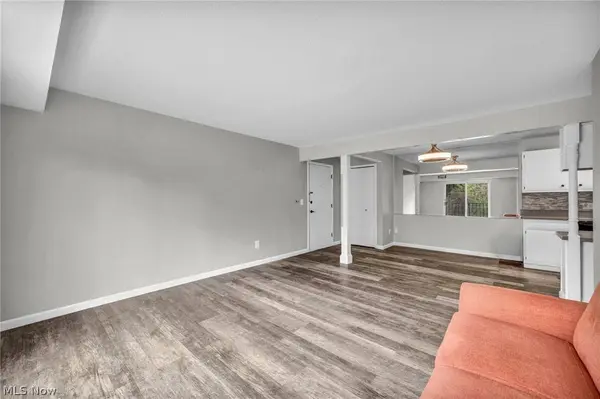 8583 N Akins RD #202, North Royalton, OH 44133