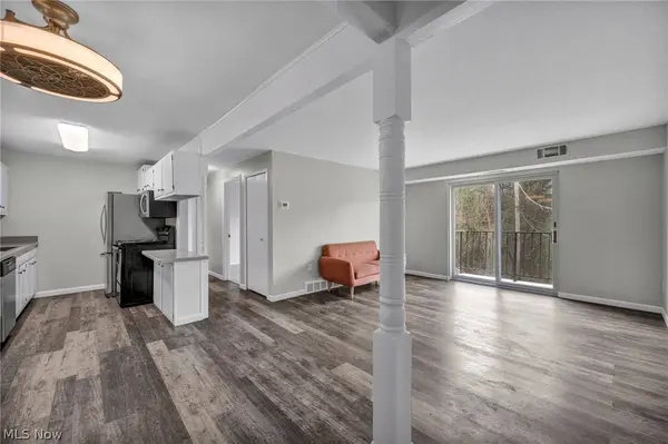 8583 N Akins RD #202, North Royalton, OH 44133