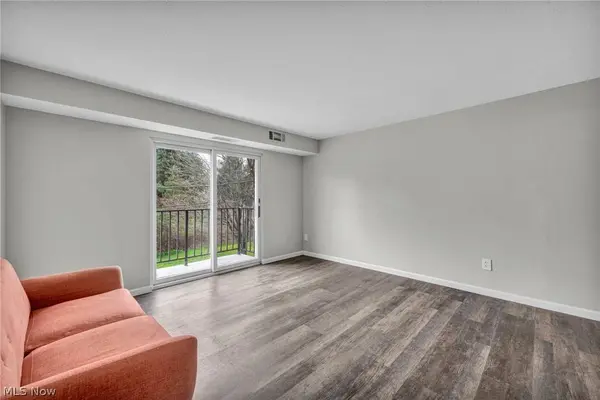 8583 N Akins RD #202, North Royalton, OH 44133