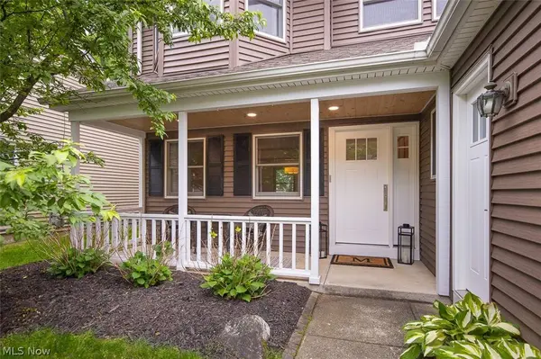578 Red Oak LN, Bay Village, OH 44140