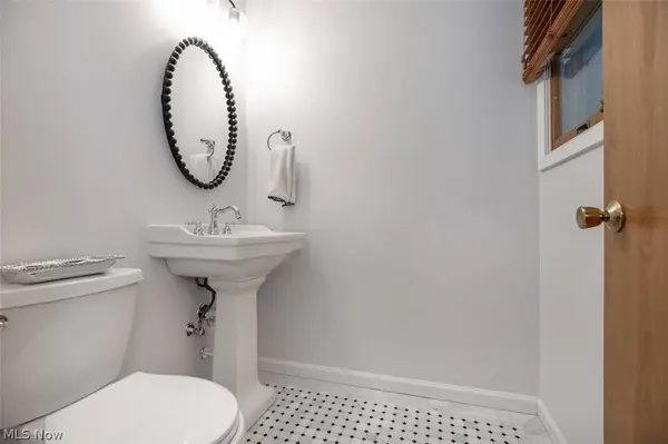 578 Red Oak LN, Bay Village, OH 44140