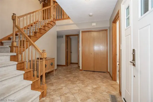578 Red Oak LN, Bay Village, OH 44140