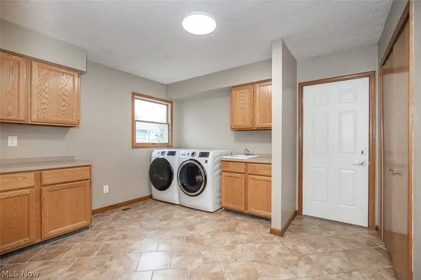 578 Red Oak LN, Bay Village, OH 44140