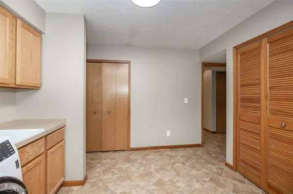 578 Red Oak LN, Bay Village, OH 44140