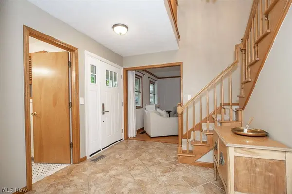 578 Red Oak LN, Bay Village, OH 44140