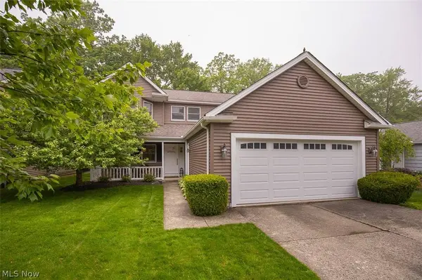 578 Red Oak LN, Bay Village, OH 44140