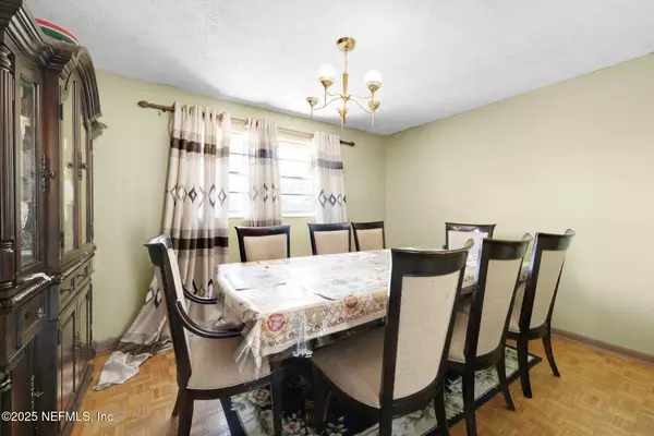 8460 LYNDA SUE LN W, Jacksonville, FL 32217