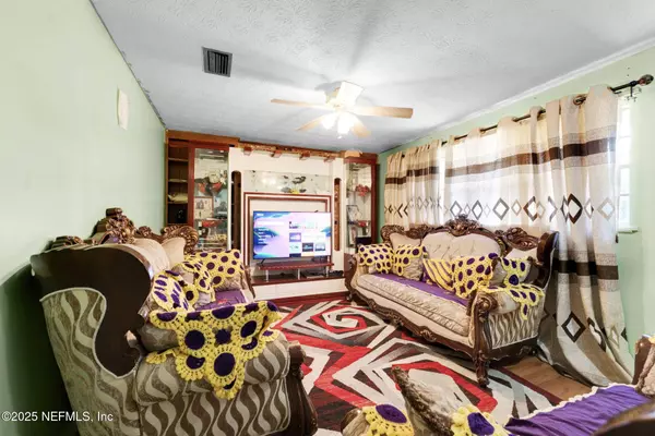 8460 LYNDA SUE LN W, Jacksonville, FL 32217