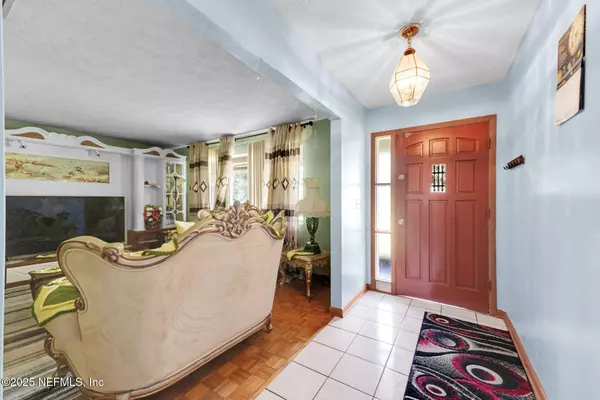 8460 LYNDA SUE LN W, Jacksonville, FL 32217