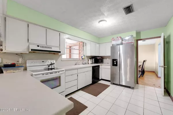 8460 LYNDA SUE LN W, Jacksonville, FL 32217