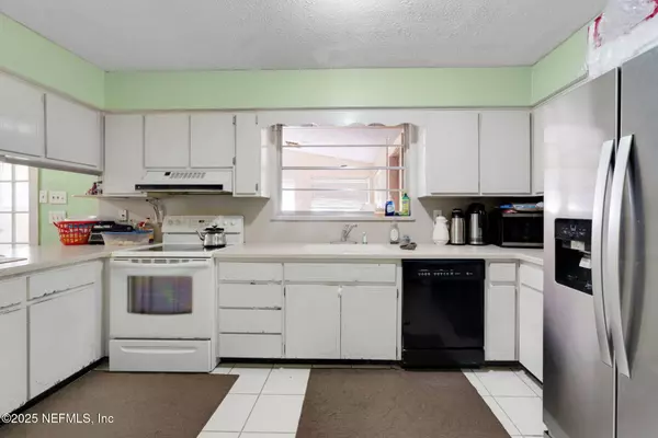 8460 LYNDA SUE LN W, Jacksonville, FL 32217