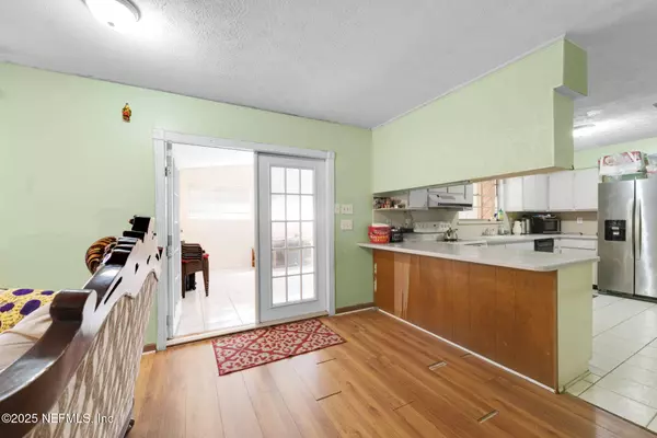 8460 LYNDA SUE LN W, Jacksonville, FL 32217