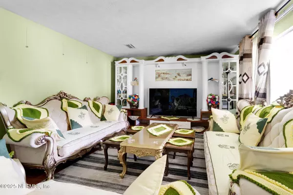 8460 LYNDA SUE LN W, Jacksonville, FL 32217