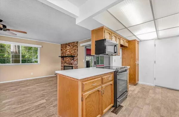 1649 W Menlo, Fresno, CA 93711