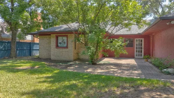 339 Hummingbird Lane, Duncanville, TX 75137