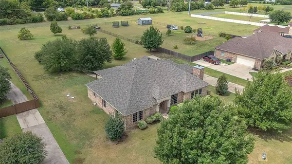 1921 Willow Bend Drive, Oak Leaf, TX 75154