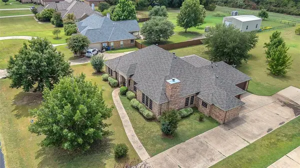 1921 Willow Bend Drive, Oak Leaf, TX 75154