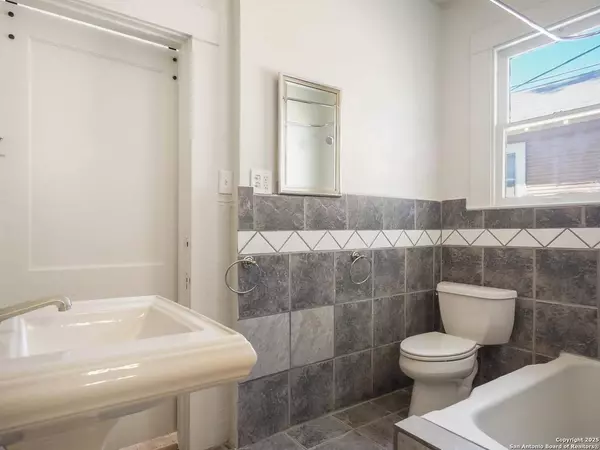 906 Grayson St, San Antonio, TX 78208