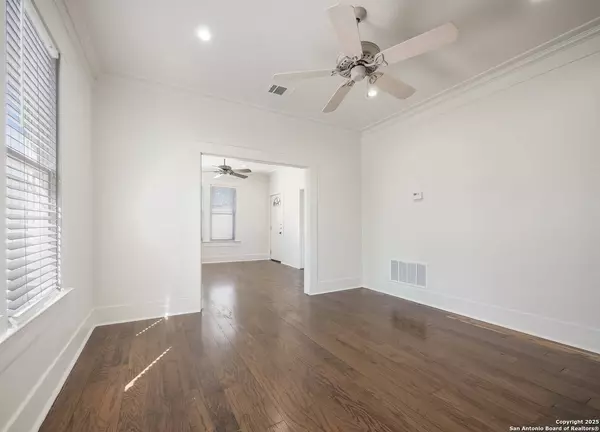 906 Grayson St, San Antonio, TX 78208