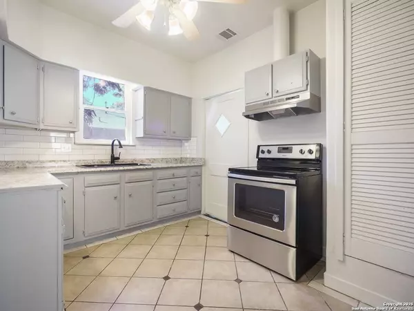 906 Grayson St, San Antonio, TX 78208