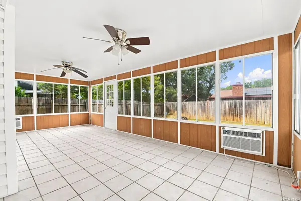 5918 Patrick Henry St, San Antonio, TX 78233