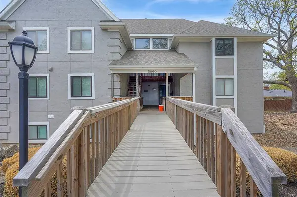 5860 Park    Unit #12 ST, Shawnee, KS 66216