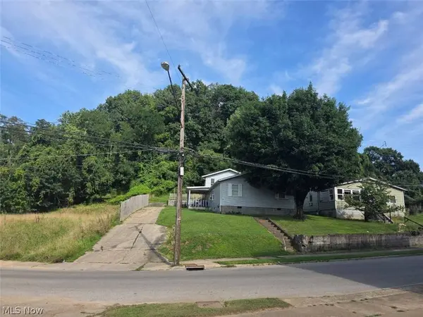 910 26th ST, Huntington, WV 25703
