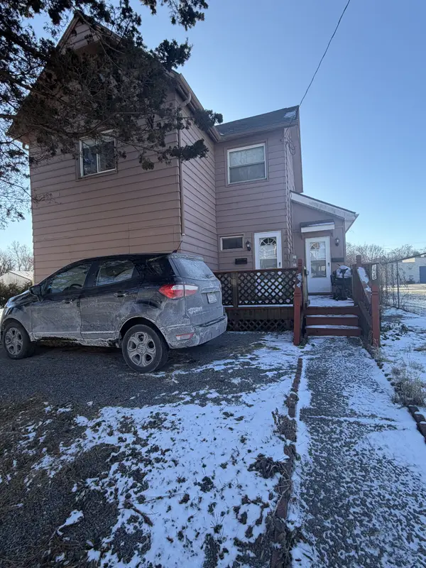208 E Cherry St, New Castle, PA 16102-1307